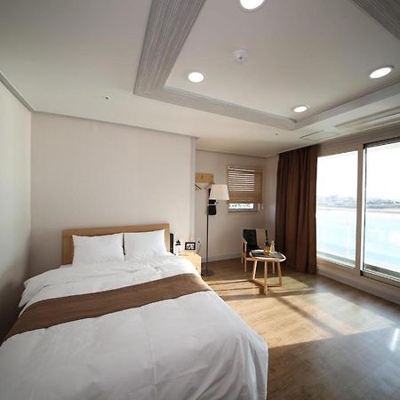 Hotel Aroha Jeju Согвипхо Экстерьер фото