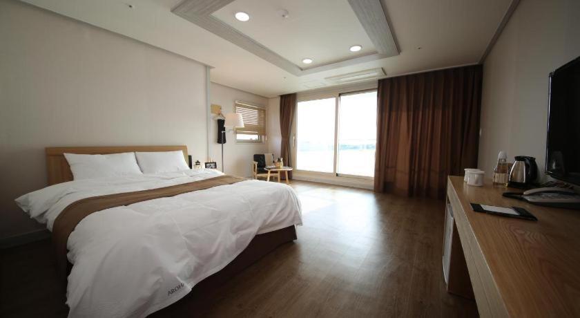 Hotel Aroha Jeju Согвипхо Экстерьер фото