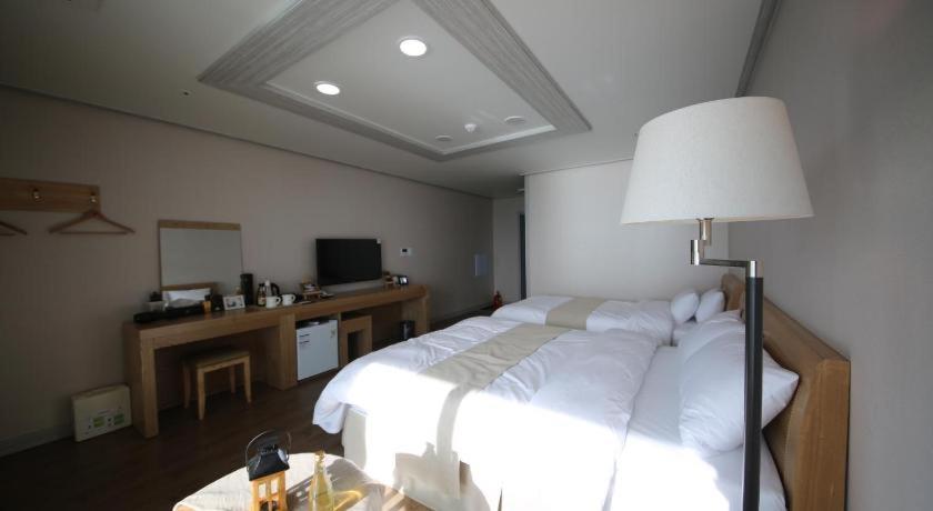 Hotel Aroha Jeju Согвипхо Экстерьер фото