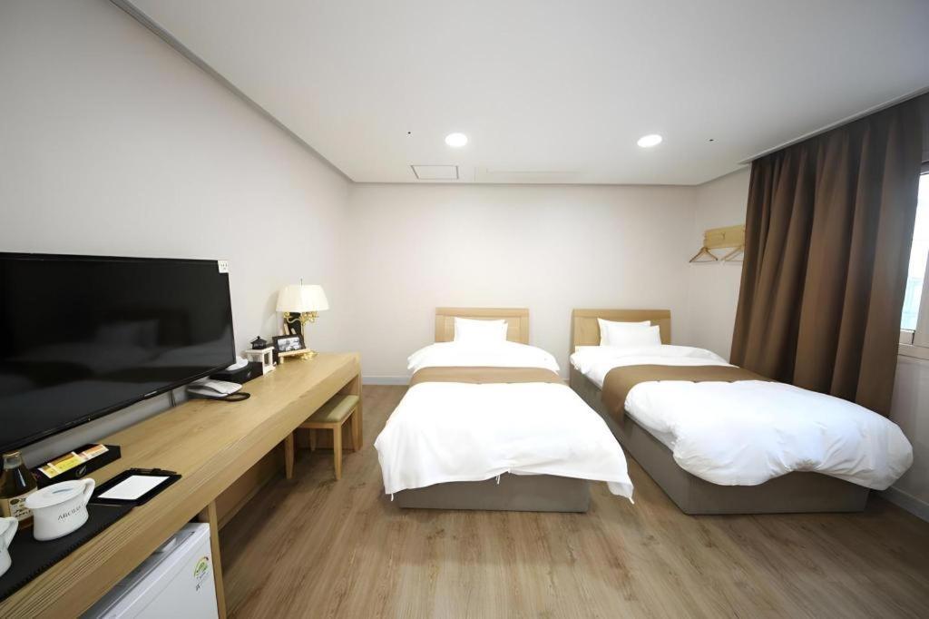 Hotel Aroha Jeju Согвипхо Экстерьер фото
